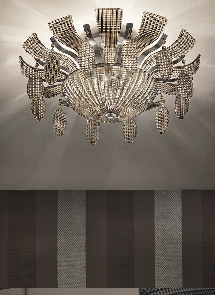 Metal structure. Cups, leaves and pendants in hand-crafted Venetian glass