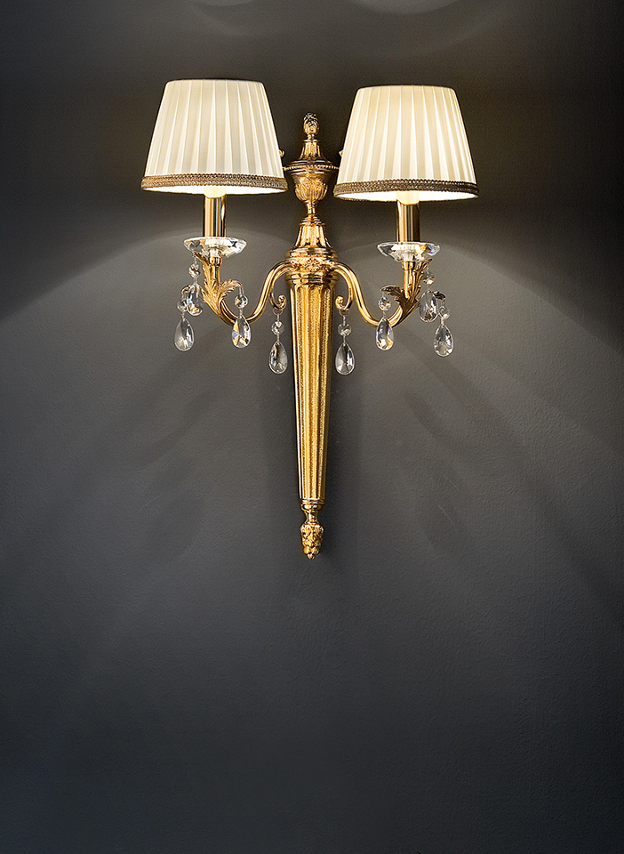 Cast brass and metal frame. Pongè lampshades and crystal pendants