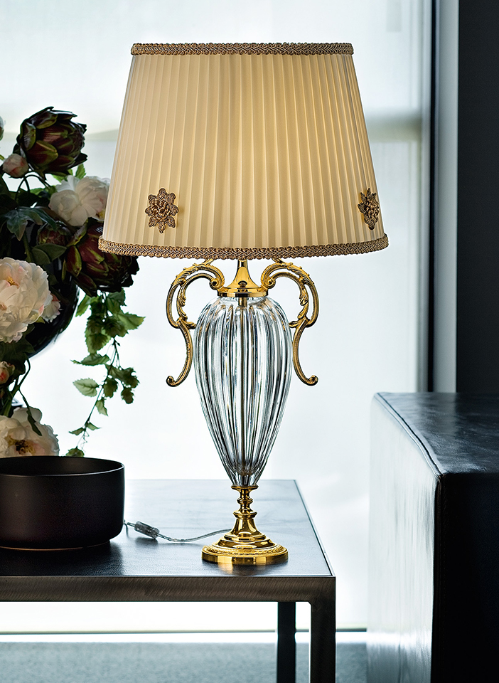 Cast brass and metal frame. Pongè lampshades|Cast brass and metal frame. Pongè lampshades